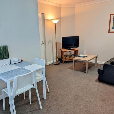 Lovely City Apartment With Private Courtyard, Pool, Free Parking, Gym Περθ Εξωτερικό φωτογραφία